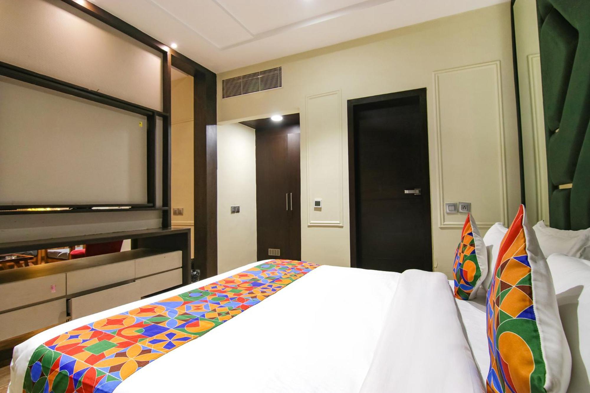 Fabhotel Prime K9 Crown ลูดิฮานา ภายนอก รูปภาพ